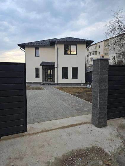 Casa moderna de vanzare Boto?ani zona Imparat Traian - 1