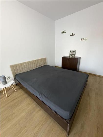 Apartament cu 3 camere semidecomandat, mobilat în Central