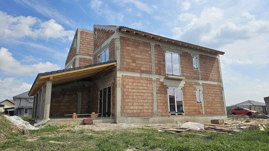 Casă cu 5 camere cu Teren 300 Mp în Sânandrei
