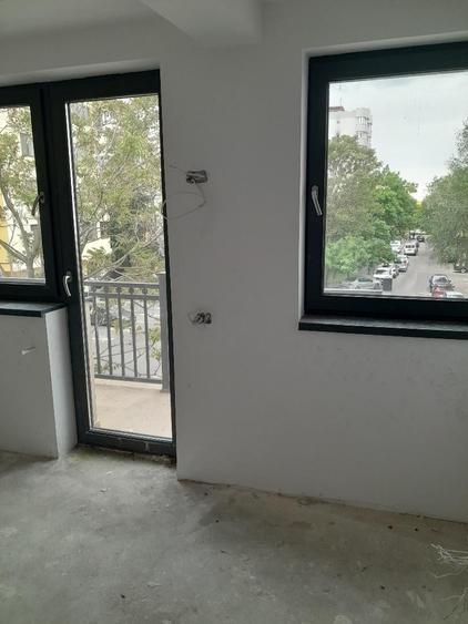 Casă individuală cu 13 camere cu Canalizare în Vitan Mall