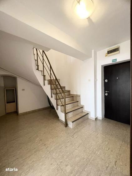 Apartament cu 4 camere în Văcăresti