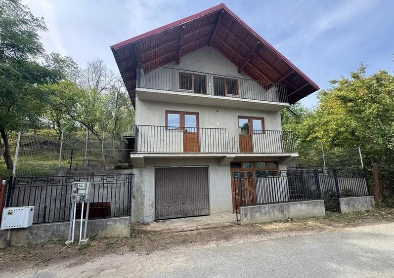 Casă individuală cu 4 camere cu Canalizare în Vest