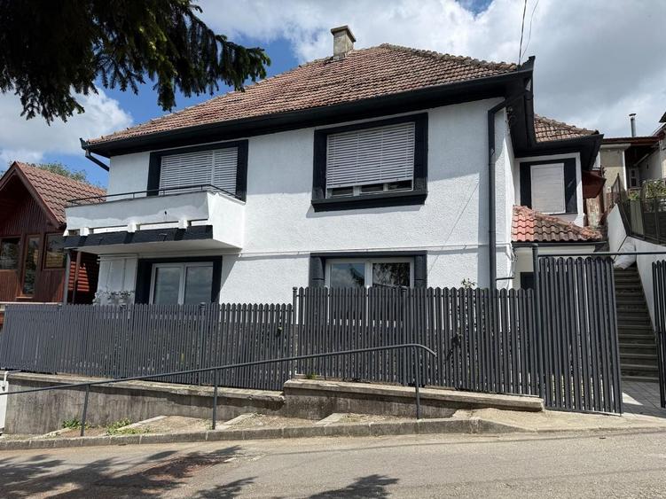 Apartament cu 2 camere semidecomandat în Brașovul Vechi
