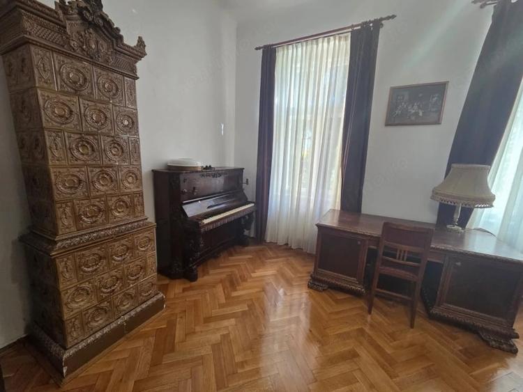 Apartament cu 5 camere semidecomandat în Central