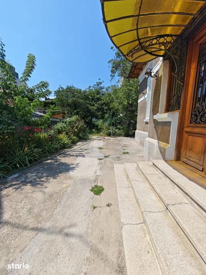 Casă cu 7 camere cu Teren 1013 Mp în Moșilor