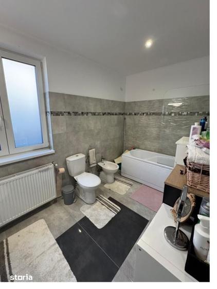 Casă cu 7 camere cu Teren 670 Mp în Recea