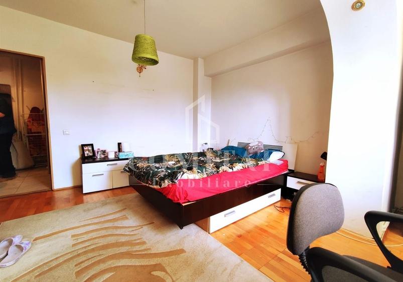 Apartament cu 3 camere decomandat, mobilat în Central