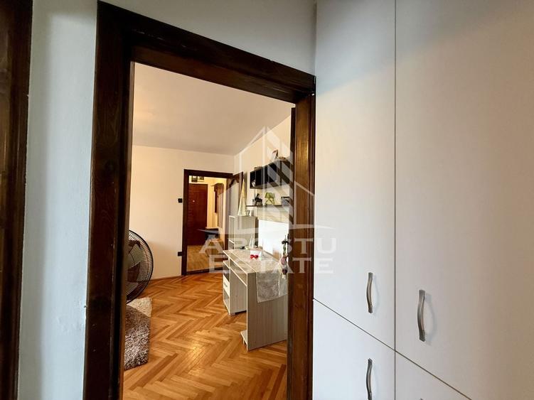 Apartament cu 2 camere semidecomandat, mobilat în Girocului