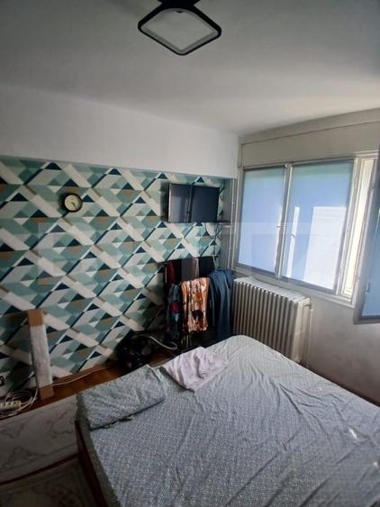 Apartament cu 3 camere semidecomandat, mobilat în Podu Roș