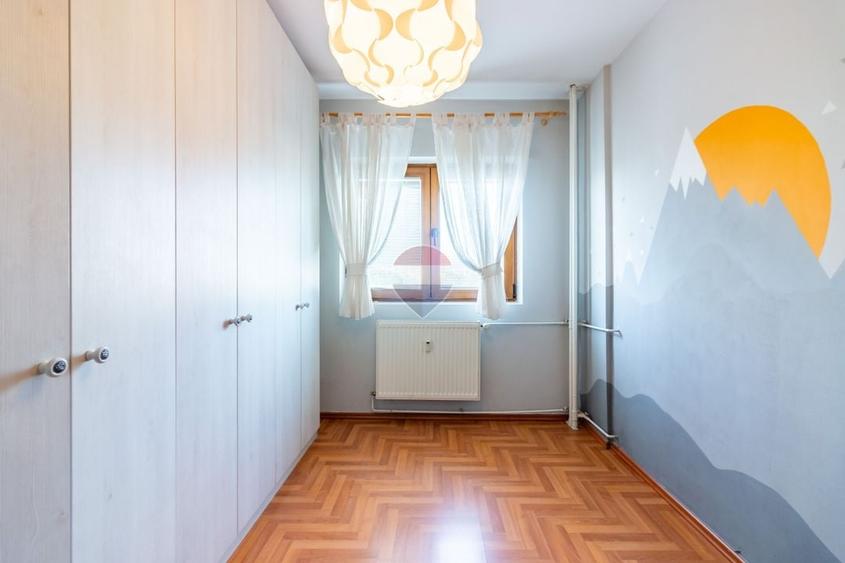 Apartament cu 3 camere semidecomandat, mobilat în Drumul Sării