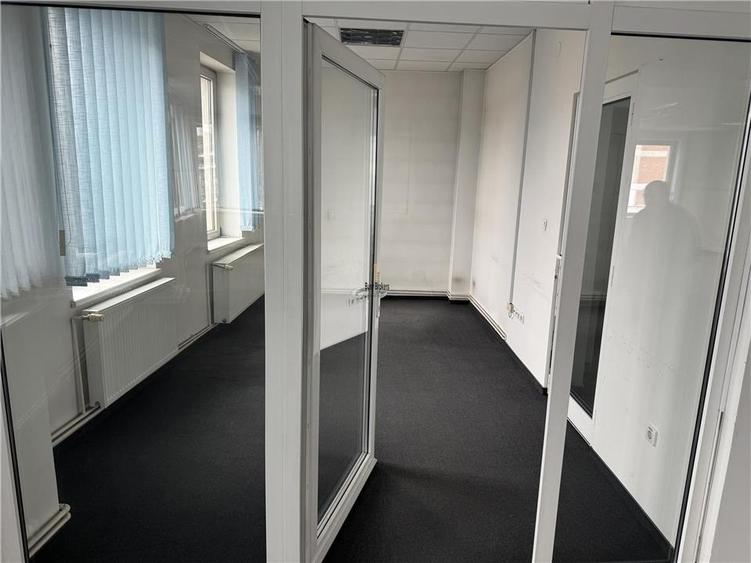 Birou, de 275 mp, în Central