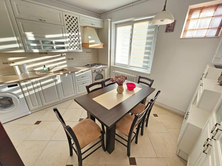 Apartament cu 3 camere decomandat, mobilat în Plopilor