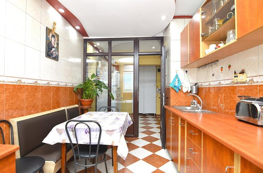 Apartament cu 4 camere decomandat, mobilat în Rahova