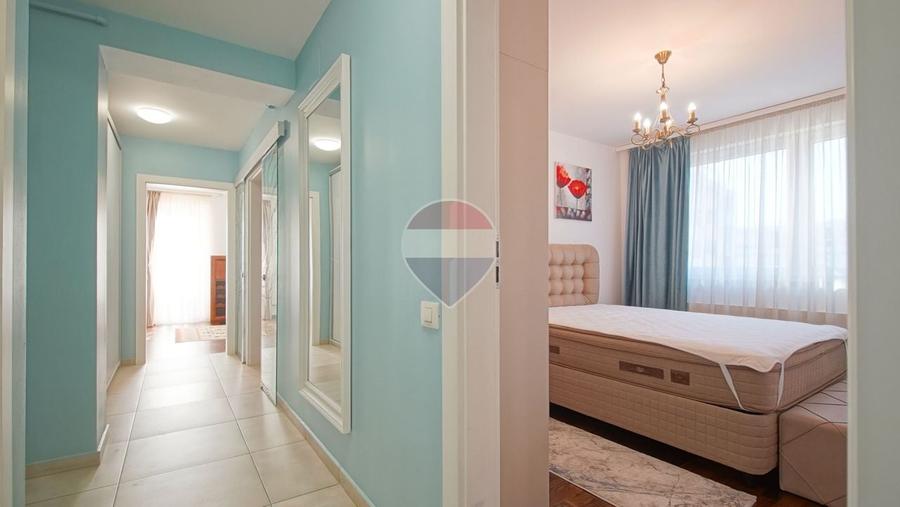 Apartament cu 3 camere decomandat, mobilat în Tractorul