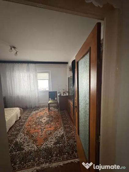 Apartament cu 3 camere decomandat în Astra