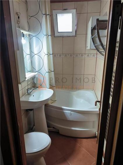 Apartament cu 3 camere decomandat, mobilat în Micro 3