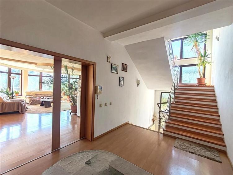 Casă individuală cu 9 camere cu Teren 800 Mp în Hărman