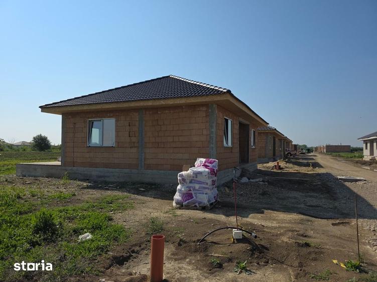 Casă cu 4 camere cu Teren 1200 Mp în Păulești