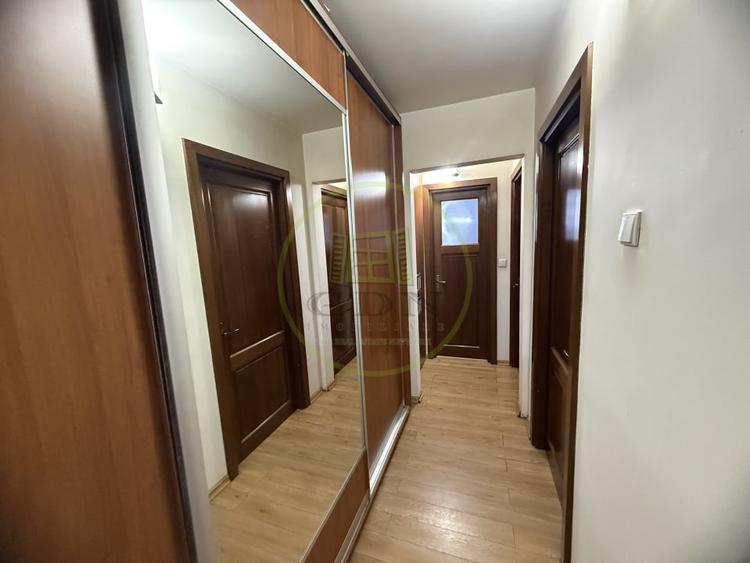 Apartament cu 3 camere semidecomandat, mobilat în Rovine