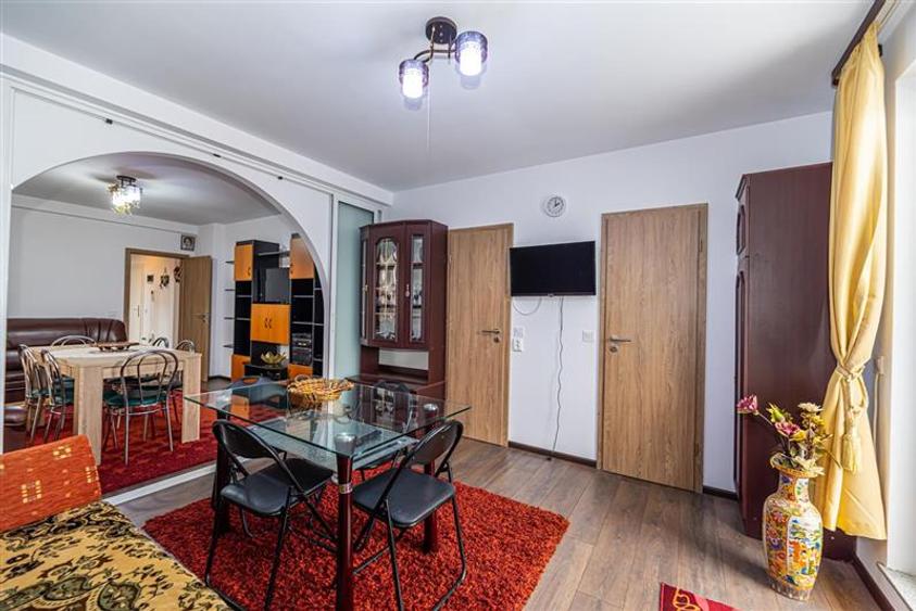 Apartament cu 3 camere decomandat, mobilat în Tractorul