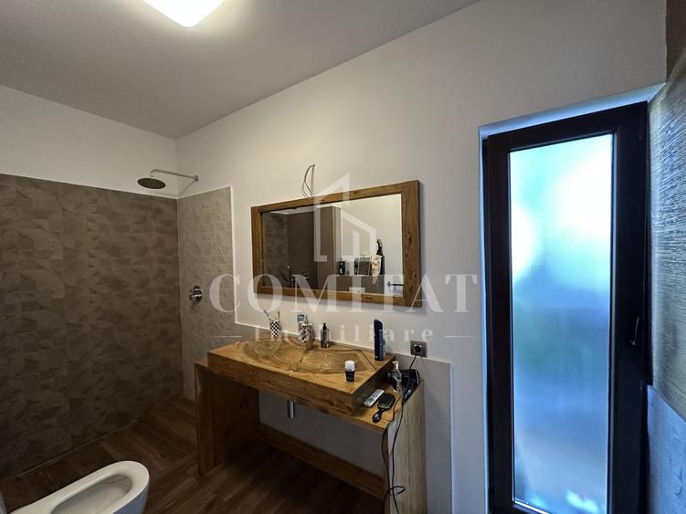 Apartament cu 3 camere semidecomandat în Gruia