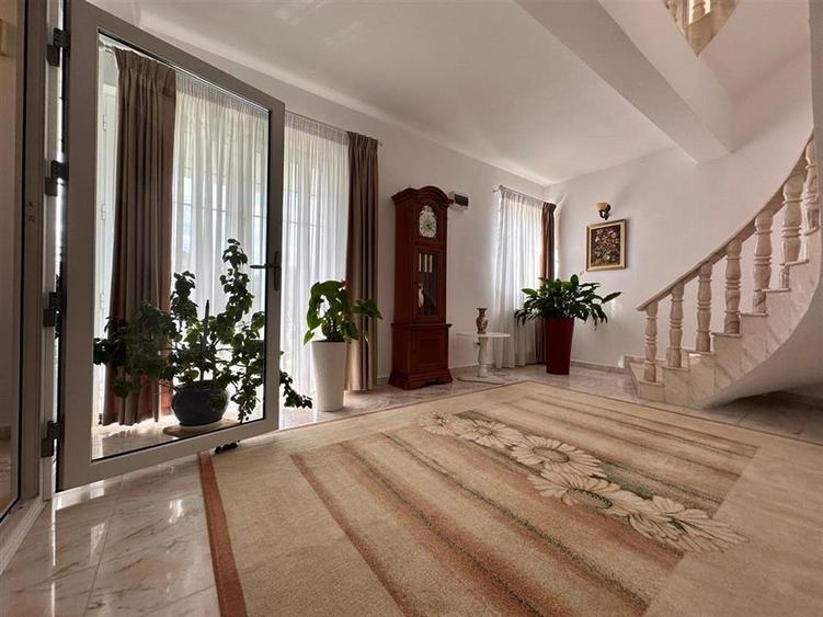Casă individuală cu 10 camere cu Teren 2418 Mp în Central