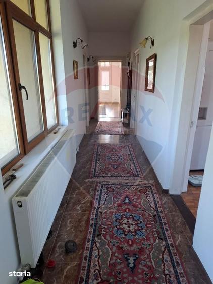 Casă cu 6 camere cu Teren 3300 Mp în Central