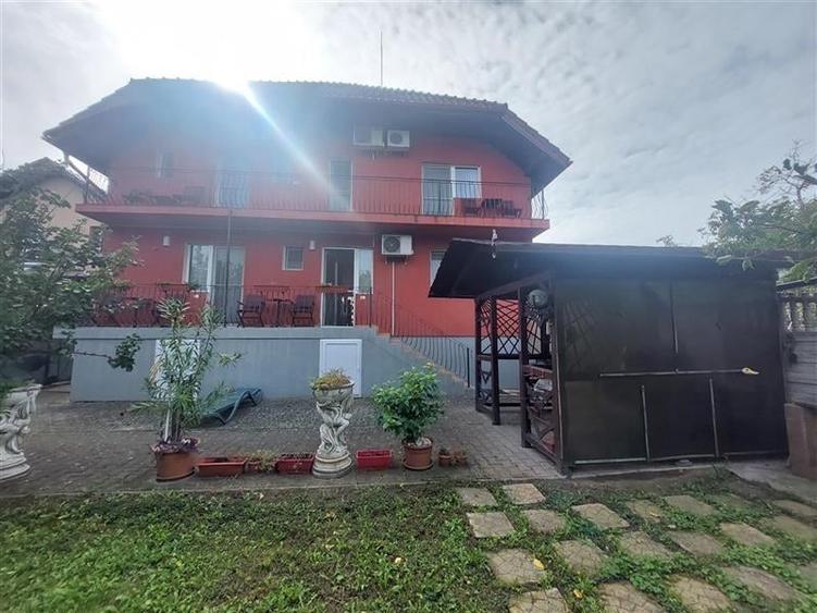 Casă individuală cu 10 camere cu Canalizare în Poltur