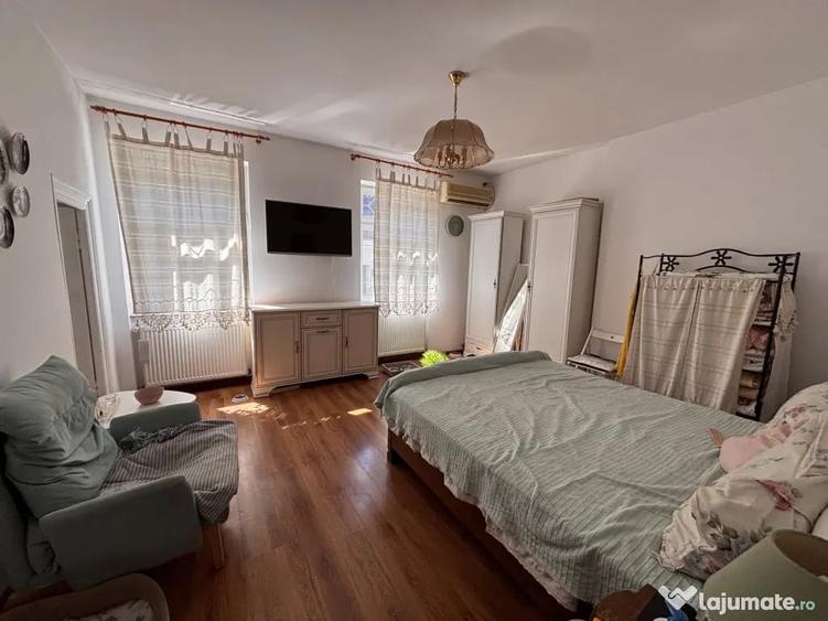 Casă cu 7 camere cu Teren 1030 Mp în Foișorul de Foc