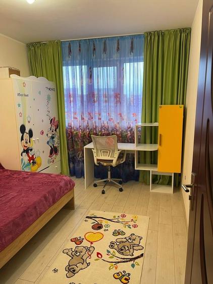 Apartament cu 3 camere decomandat, mobilat în Micro 20