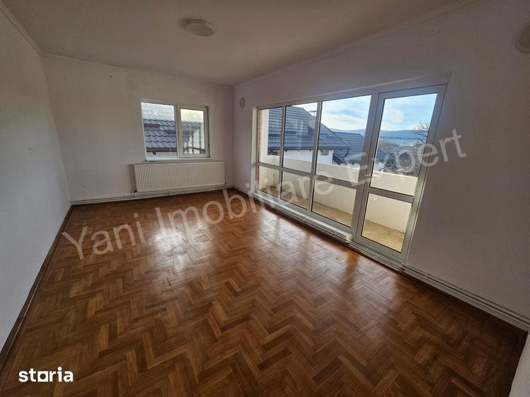 Casă cu 8 camere cu Teren 1500 Mp în Central