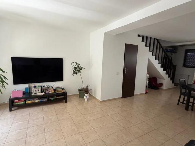Casă cu 5 camere în Tunari