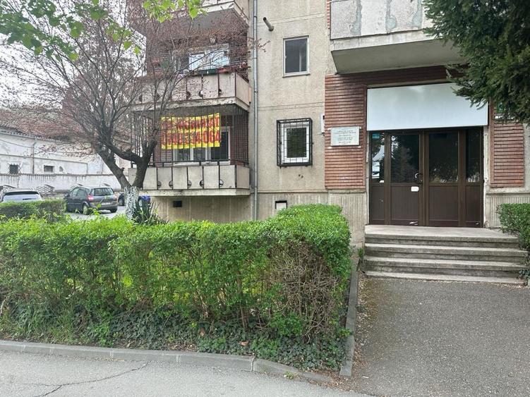 Apartament cu 4 camere decomandat în Exterior Vest