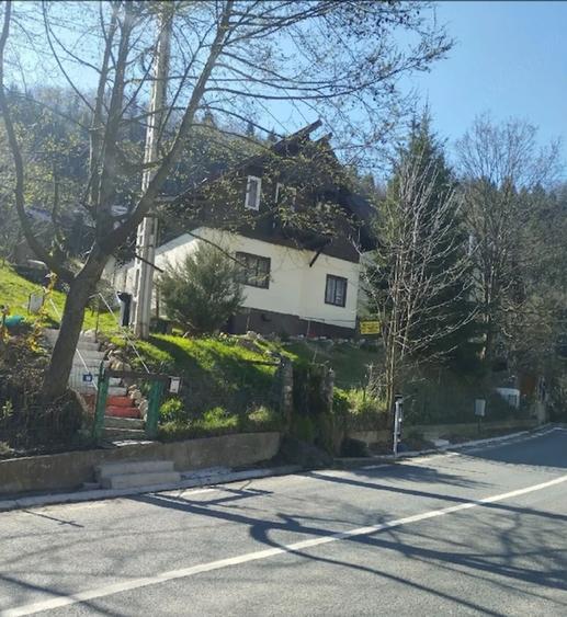 Casă cu 11 camere cu Teren 1200 Mp în Moieciu de Jos