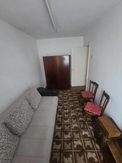 Apartament cu 3 camere semidecomandat, mobilat în Central