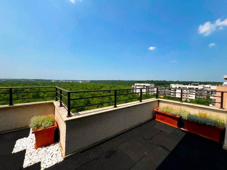 Apartament cu 4 camere semidecomandat, mobilat în Băneasa