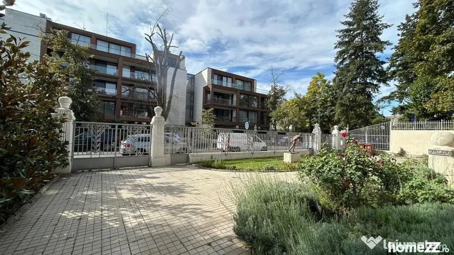 Casă cu 7 camere cu Teren 992 Mp în Aviatorilor