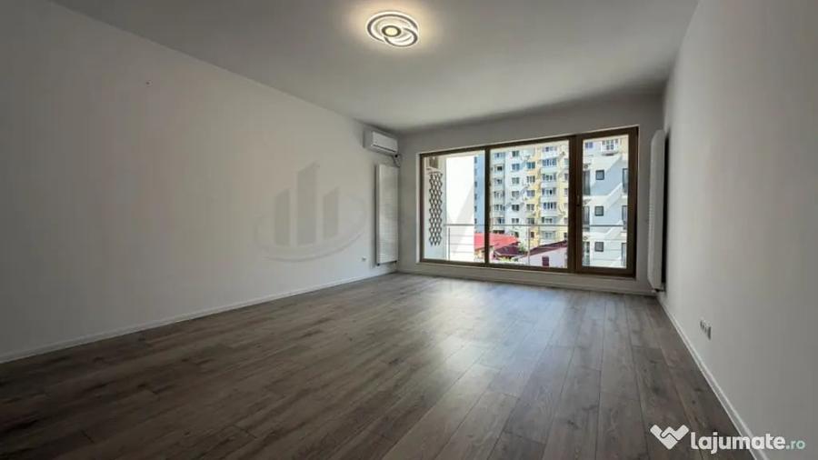 Apartament cu 4 camere semidecomandat în Iancului