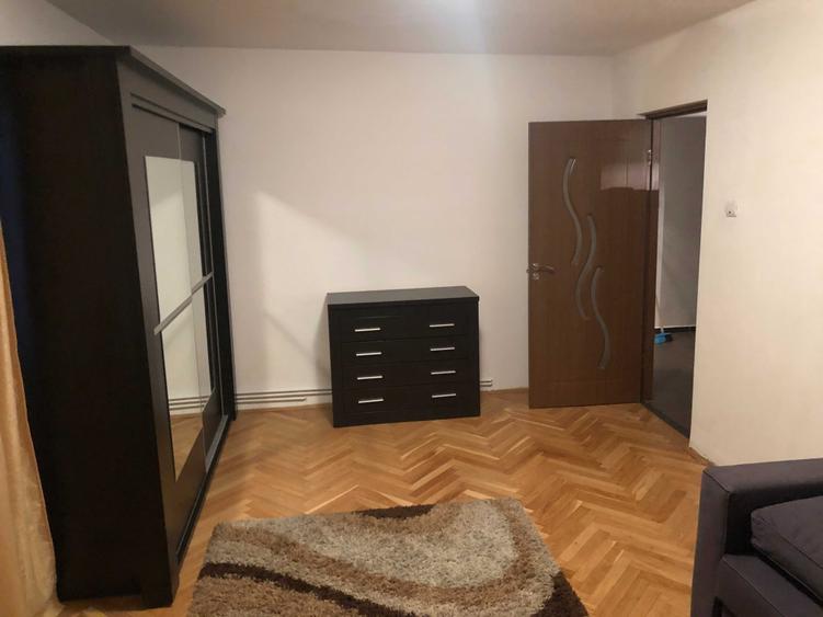 Apartament cu 4 camere decomandat în Câmpului