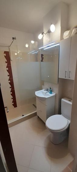 Apartament cu 4 camere semidecomandat, mobilat în Pantelimon