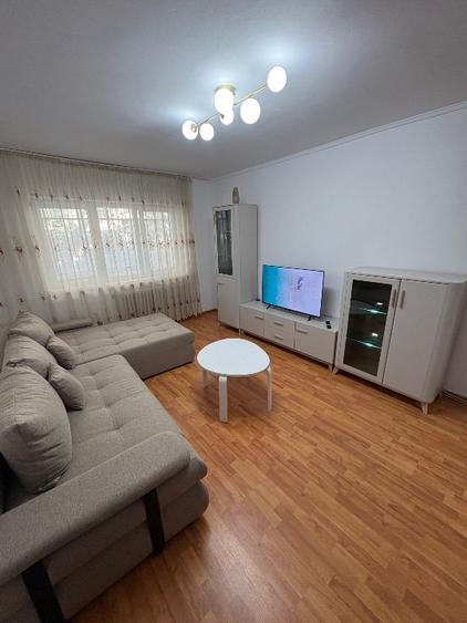 Apartament cu 3 camere decomandat, mobilat în Între Lacuri