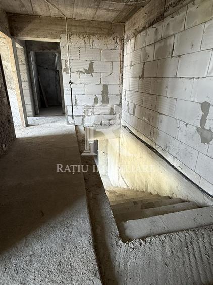 Duplex cu 8 camere cu Canalizare în Periferie