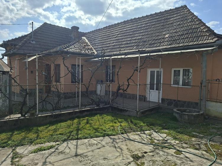 Casă cu 4 camere în Leordeni