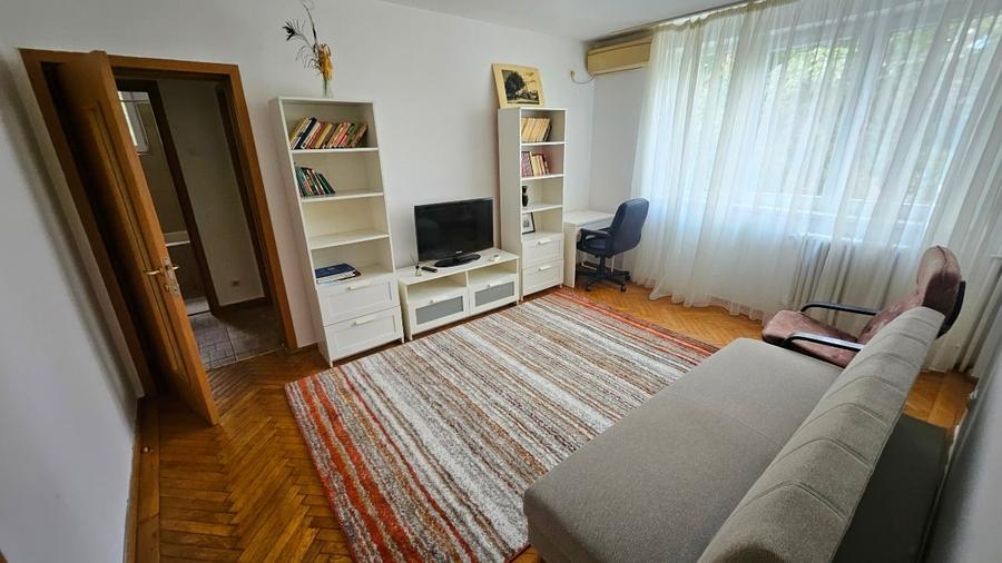 Apartament cu 3 camere semidecomandat, mobilat în Titan