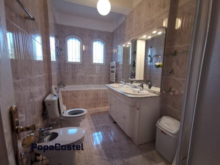 Casă individuală cu 10 camere cu Canalizare în Breaza de Sus