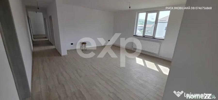 Casă cu 8 camere cu Teren 1388 Mp în Voinești