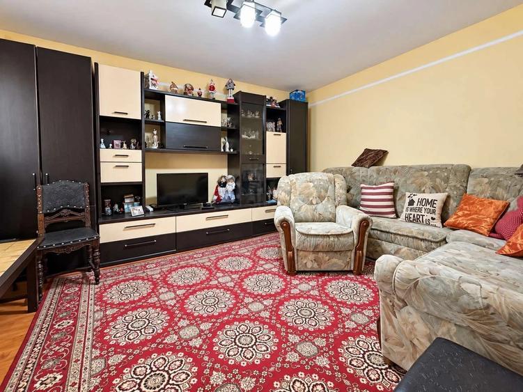 Casă individuală cu 7 camere cu Teren 300 Mp în Bucium