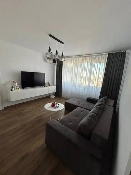 Apartament cu 3 camere semidecomandat în Gara de Nord