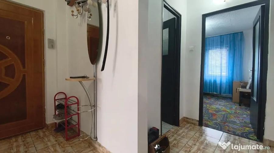 Apartament cu 3 camere decomandat în Piața Centrală