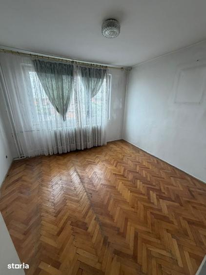 Apartament cu 3 camere semidecomandat în Punctele Cardinale